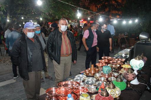 Çay da kurulan antika pazarına yoğun ilgi