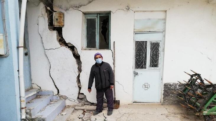 Afyon'da İzmir depreminden sonra evlerine giremiyorlar