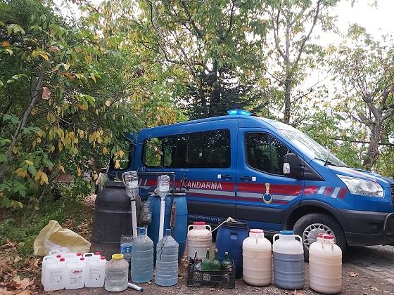 Bağ evinde kaçak alkol üreten şahısların jandarma yakaladı