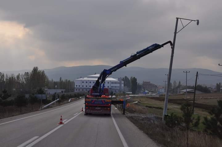 Sinanpaşa'da yol aydınlatma çalışmaları devam ediyor