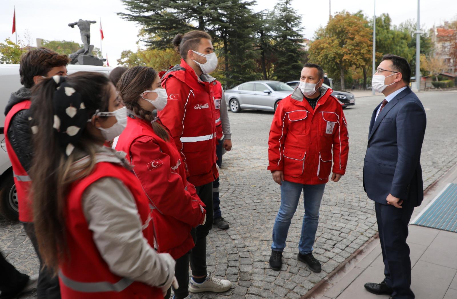 İzmir’de Yaraları Saran Kızılay Ekibini Vali Gökmen Çiçek Karşıladı