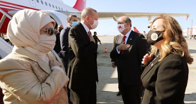Cumhurbaşkanı Erdoğan KKTC'de resmi törenle karşılandı