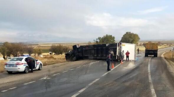 Afyon’da hurda yüklü tır devrildi, 1 kişi yaralandı