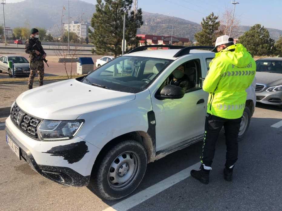 Afyon'da sokağa çıkma kısıtlamasında 120 kişiye ceza kesildi