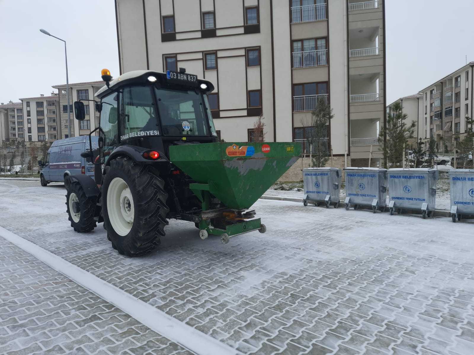 Dinar Belediyesi kar tuzlama çalışmalarına başladı